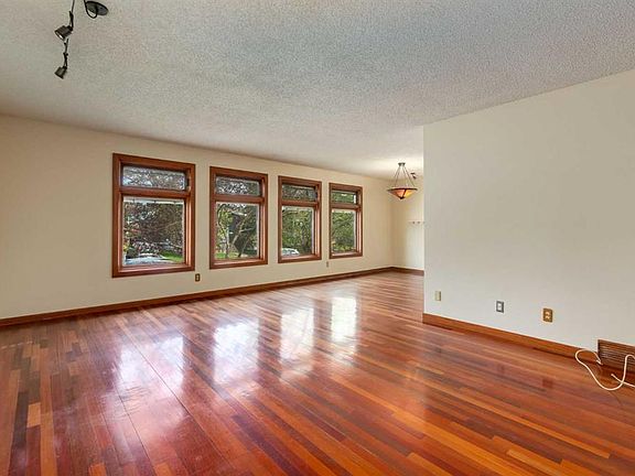 3rd image of 80 Macewan Glen Rd NW