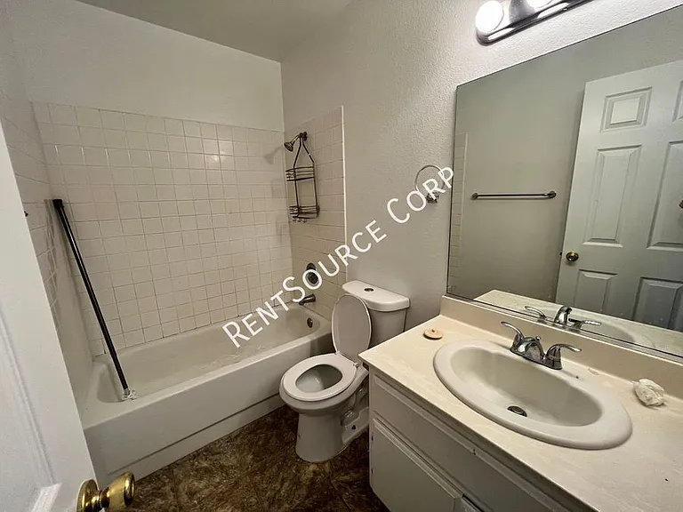 2910 B St #6 — Photo 11