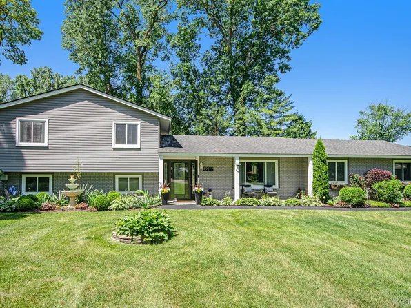 890 Beachway Dr, White Lake, MI 48383