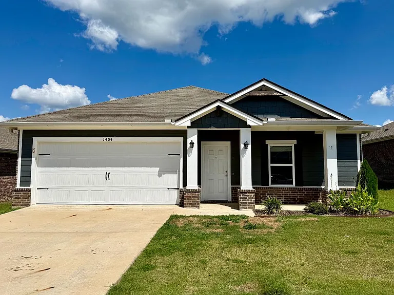 1404 Monterey Dr — Photo 1
