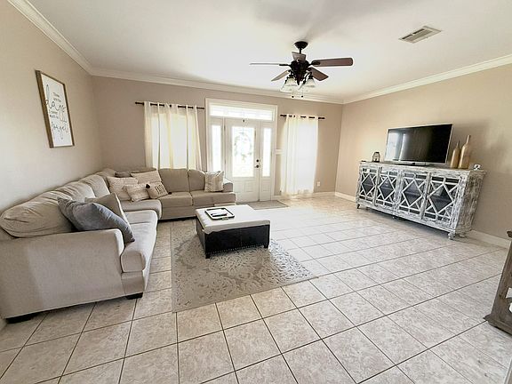 4th image of 210 Kleinpeter Dr