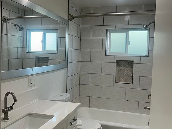 3rd image of 1060 S Sherbourne Dr APT 207