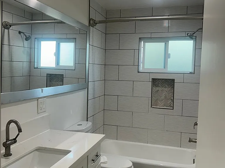 1060 S Sherbourne Dr — Photo 3