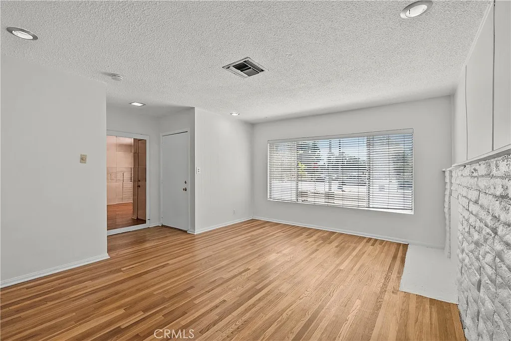 3 bed, 1866 sqft, $4,400 — Photo 4