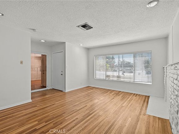 4th image of 17501 Victory Blvd