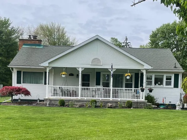 9405 Highland Dr, Grosse Ile, MI 48138