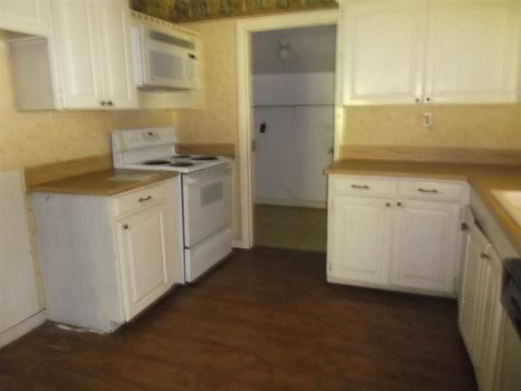 4th image of 1112 East St