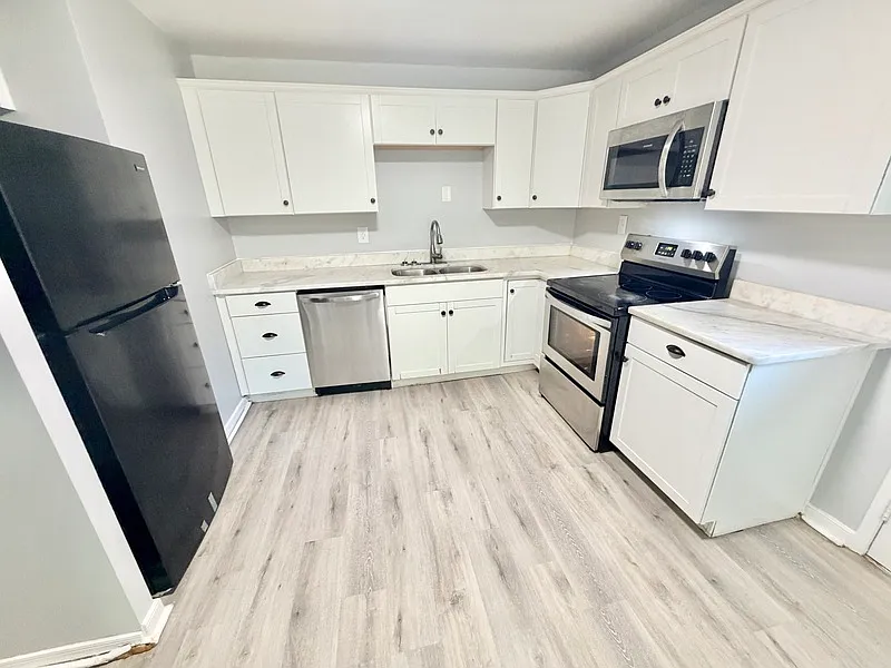 3 bed, 1.0 bath, 1000 sqft, $1,595 — Photo 2