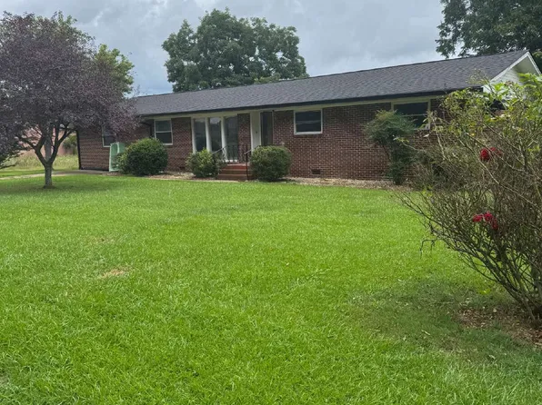 61 Rains Ave SE, Rainsville, AL 35986