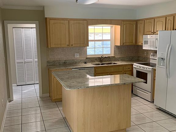 3rd image of 2713 W Woodlawn Ave