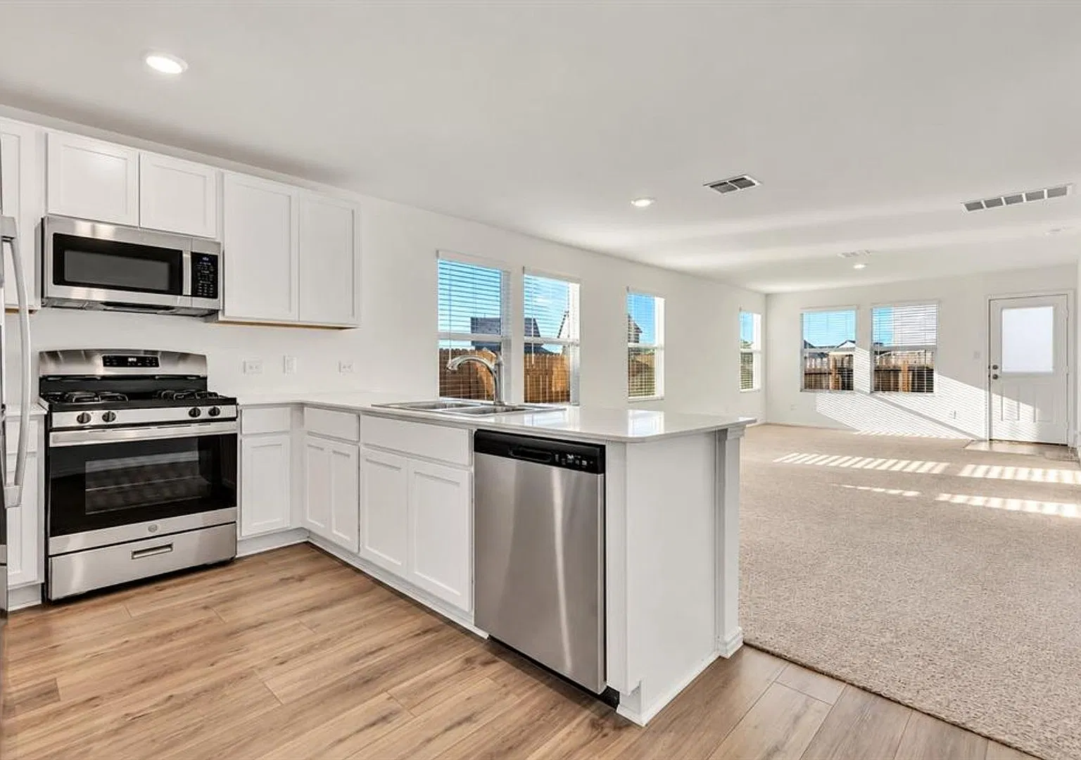 Beautiful 3-Bedroom Kyle Home with Office/Flex Space Lawn Care & Pest Control Included! — Photo 3