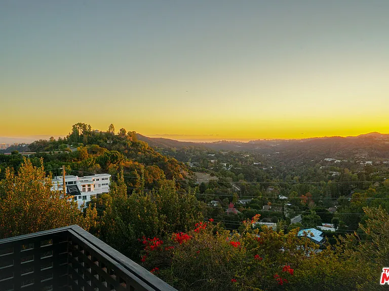 13211 Mulholland Dr — Photo 18