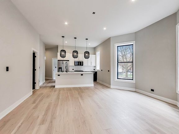 4th image of 1309 N Rockwell St #1N