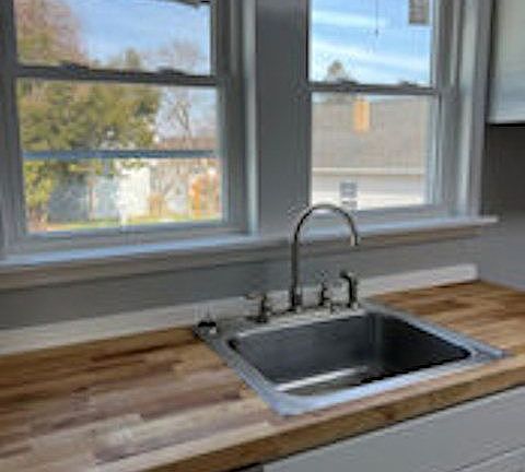 3rd image of 604 Kate St