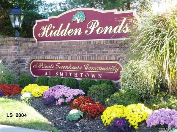 49 W Pond Ct, Smithtown, NY 11787