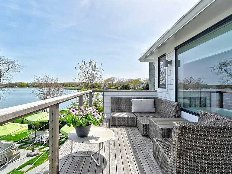 82 Harbor Dr — Photo 32