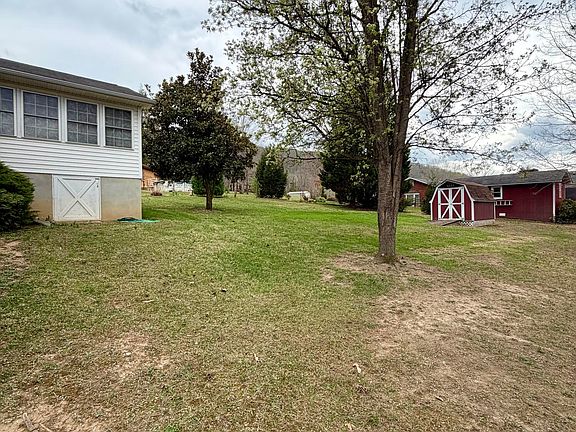 5th image of 221 Sherry May St