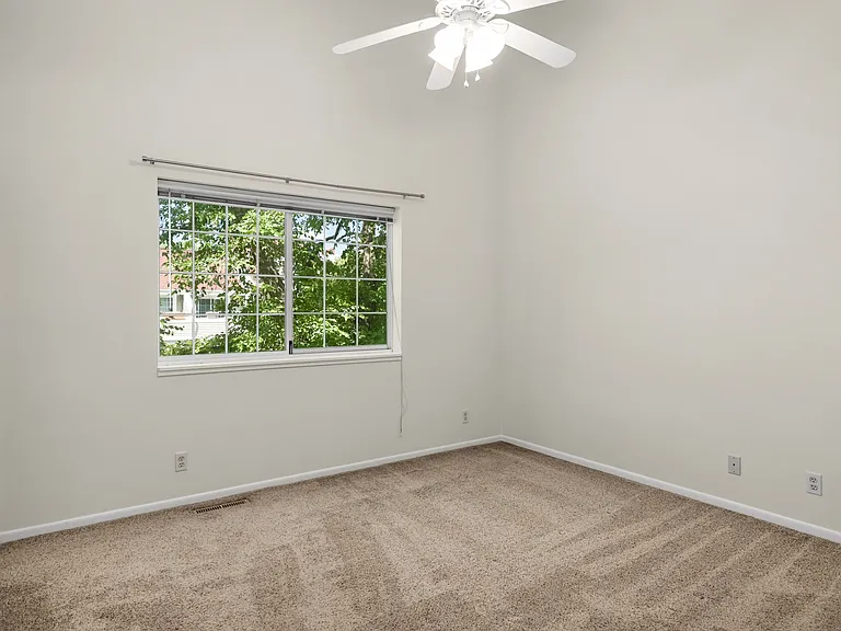 2065 Shenandoah Ct N #E — Photo 16