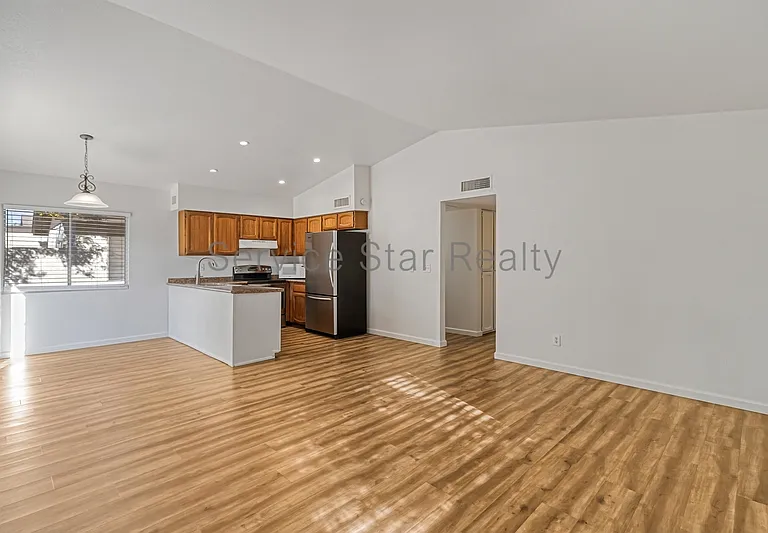 909 W Malibu Dr — Photo 3