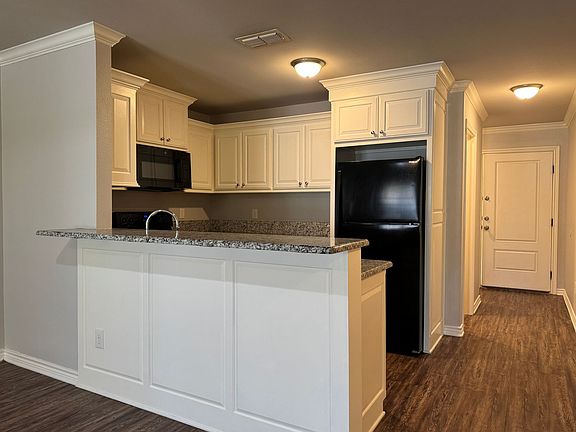 5th image of 2300 Airline Dr #2305