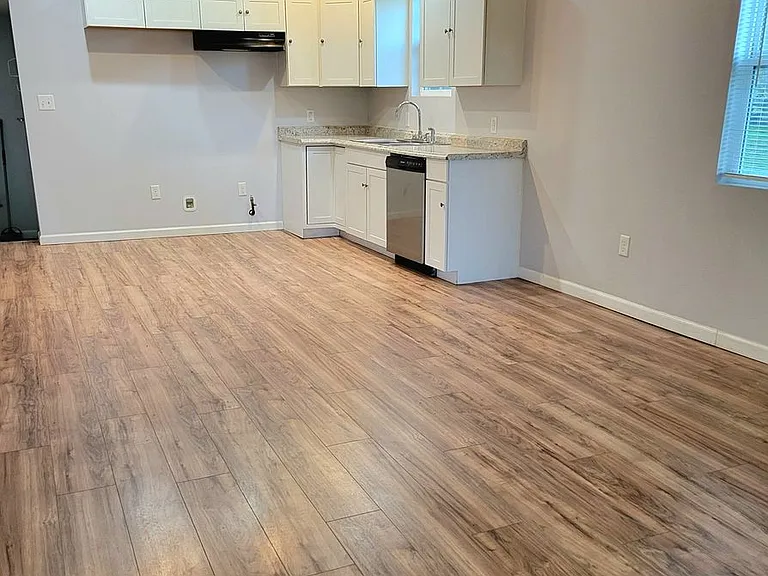 2927 Warren Ave — Photo 5