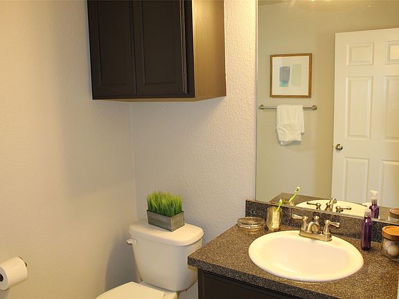 5th image of 324 Jennifer Ct