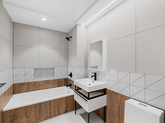 3rd image of 60 W 125th St #1102