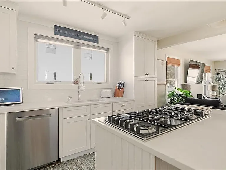 118 Center Ave — Photo 3