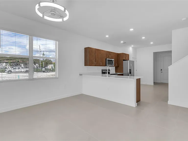 615 NE 1st Ter — Photo 10