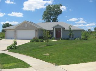 911 Timber Ridge Dr, Mahomet, IL 61853