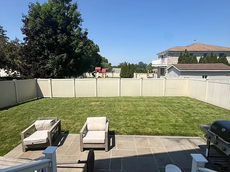 19 Lorraine Dr — Photo 4