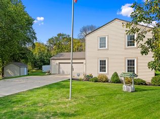 W292N8267 Parkview Ct, Hartland, WI 53029