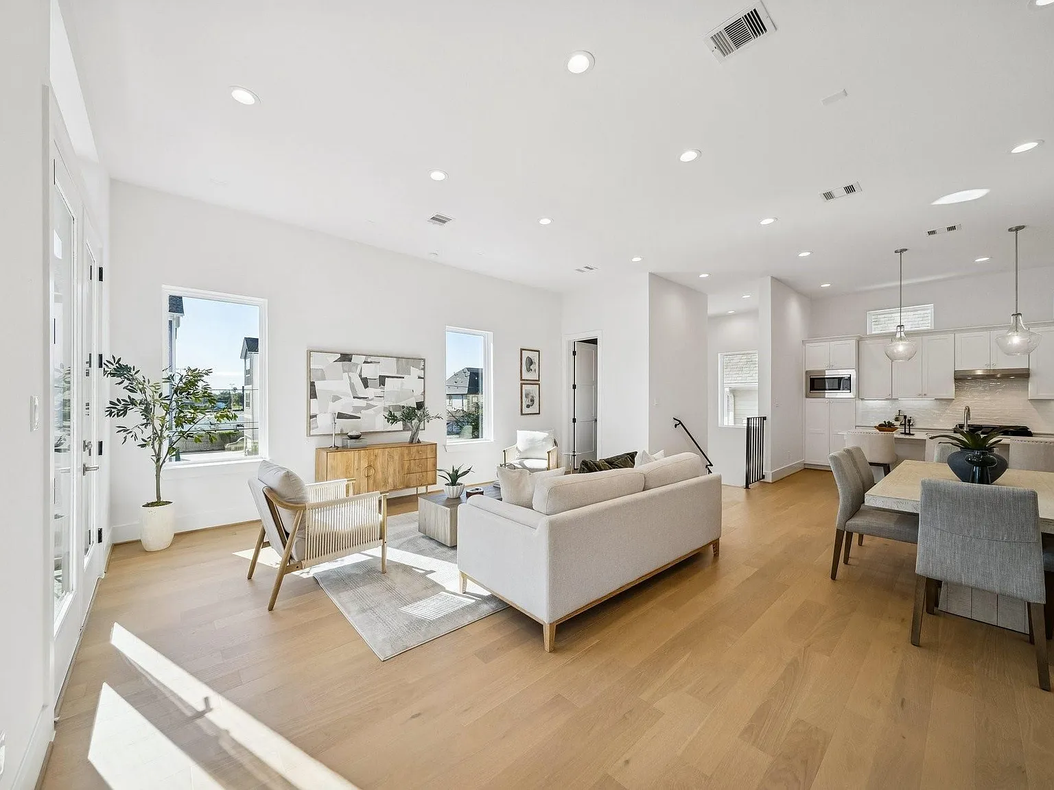 3 bed, 3.5 bath, 2400 sqft, $3,900 — Photo 1