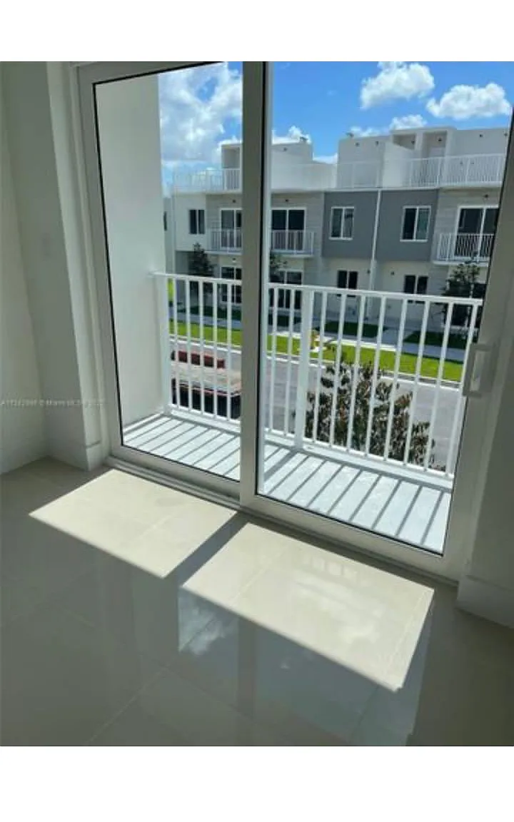 4 bed, 3.5 bath, 1600 sqft, $2,800 — Photo 3