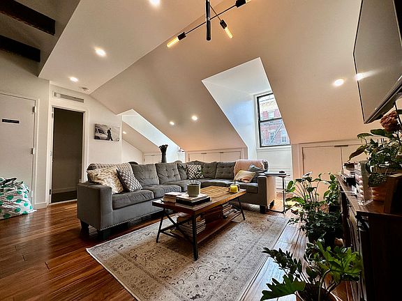 4th image of 190 Grand St APT 3