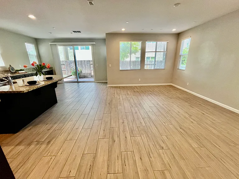 1613 Viburnum Ln — Photo 5