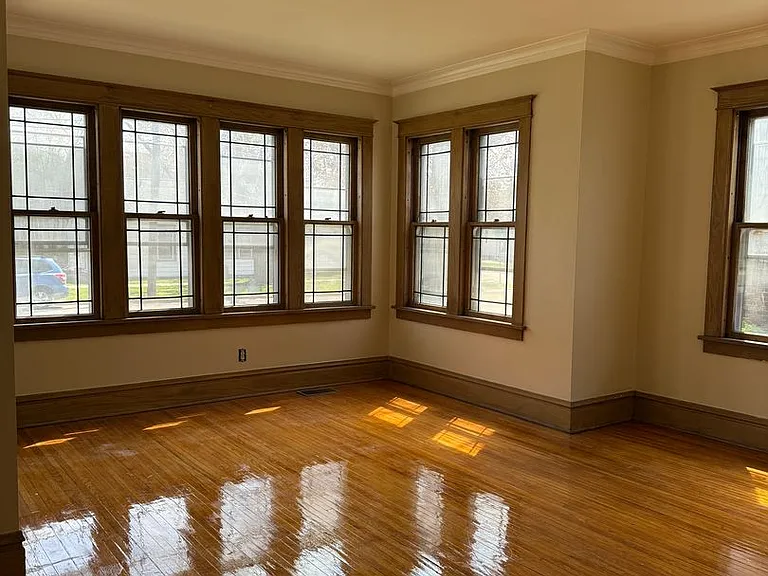 306 N Locust St — Photo 2