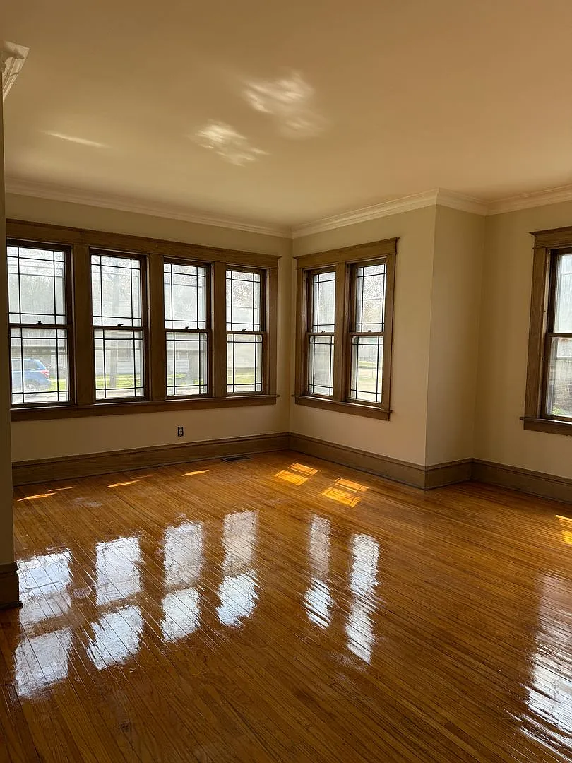 Building Photo - 306 N Locust St