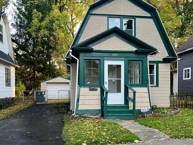 423 Cottage St — Photo 3