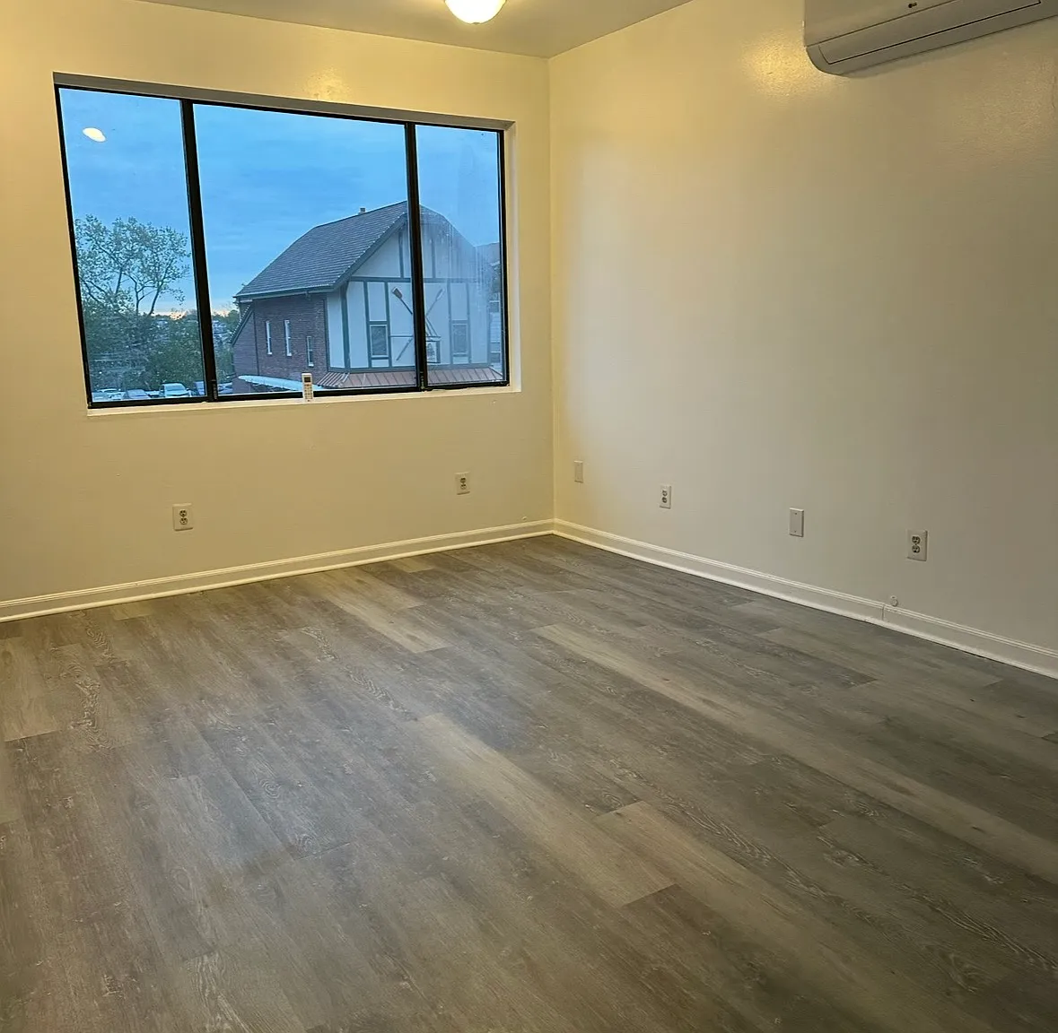 3 bed, 1300 sqft, $2,900 — Photo 2