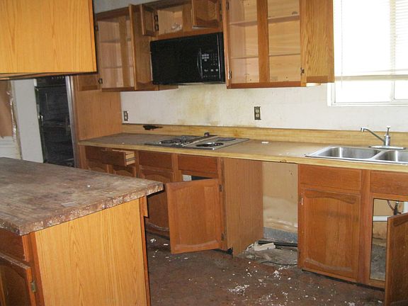 5th image of 3807 Castle Hills Dr