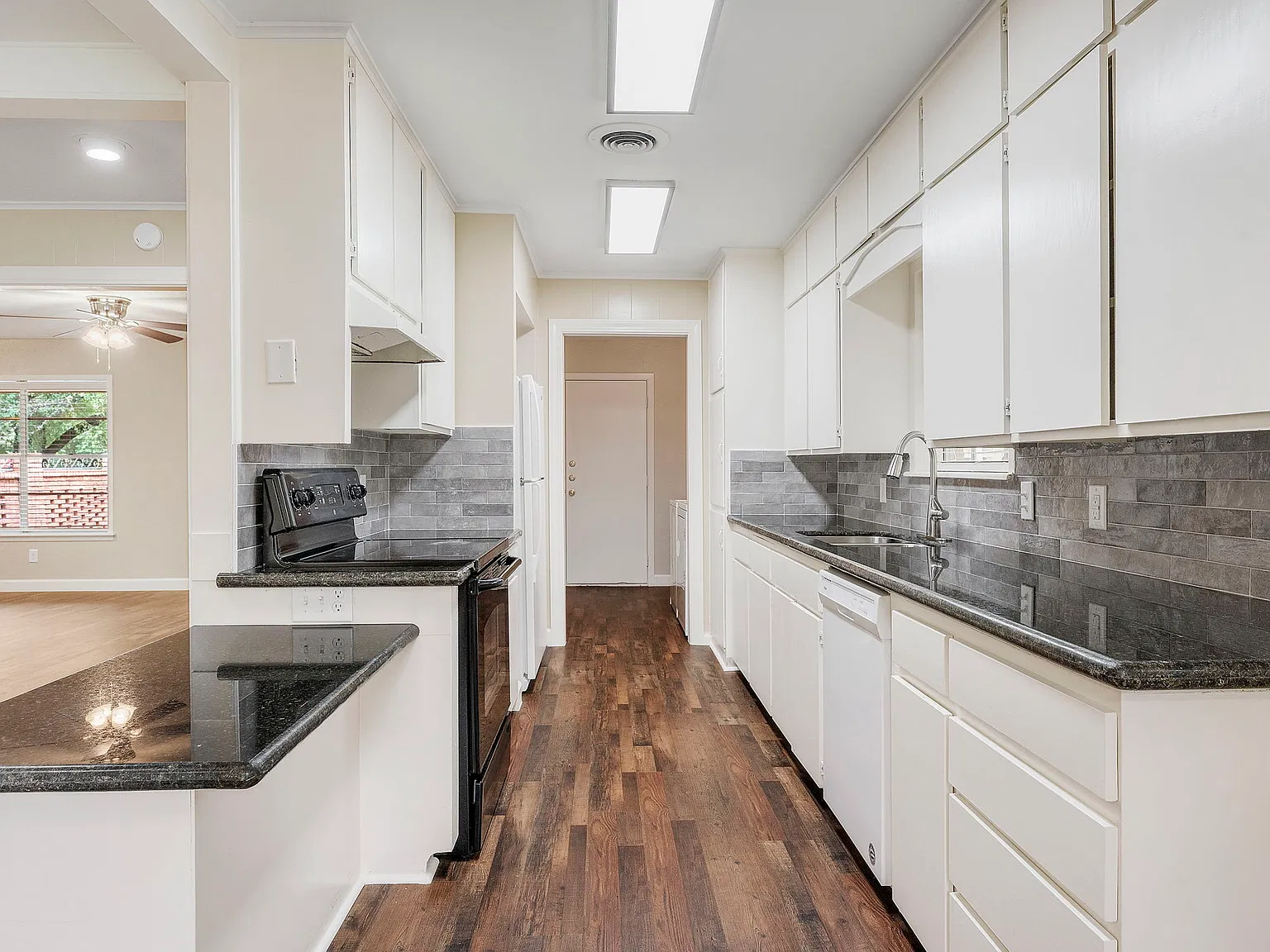1003 Glade Street — Photo 4