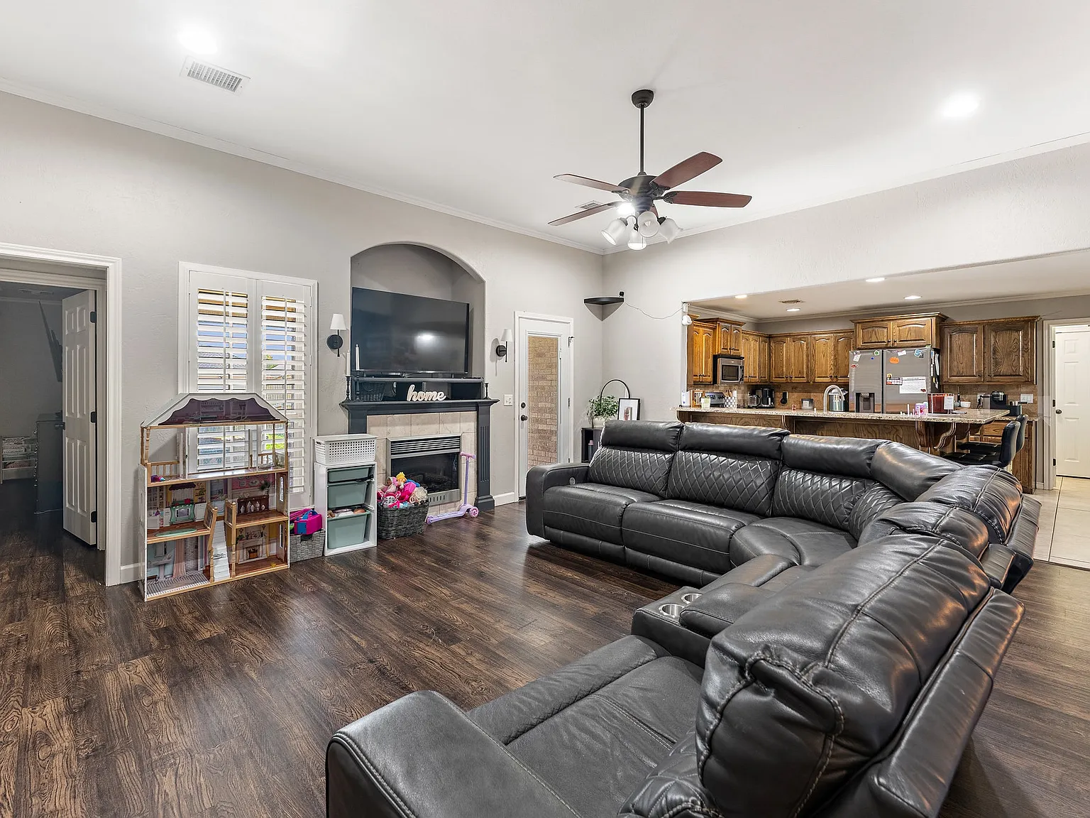 3 bed, 1711 sqft, $2,400 — Photo 3