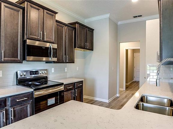 3rd image of 286 Pickett Dr