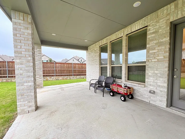 2410 Doncaster Dr — Photo 19