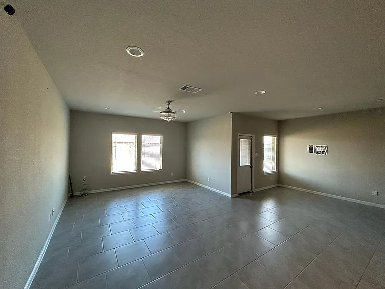3207 Sumac Dr — Photo 9