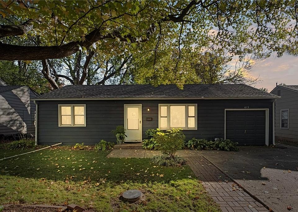 house 613 W 85th St, Kansas City, MO 64114 | Zillow