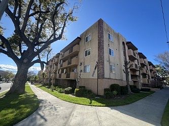 2nd image of 321 S 6th St APT 204