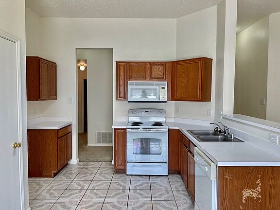 5th image of 1008 Rock Springs Dr