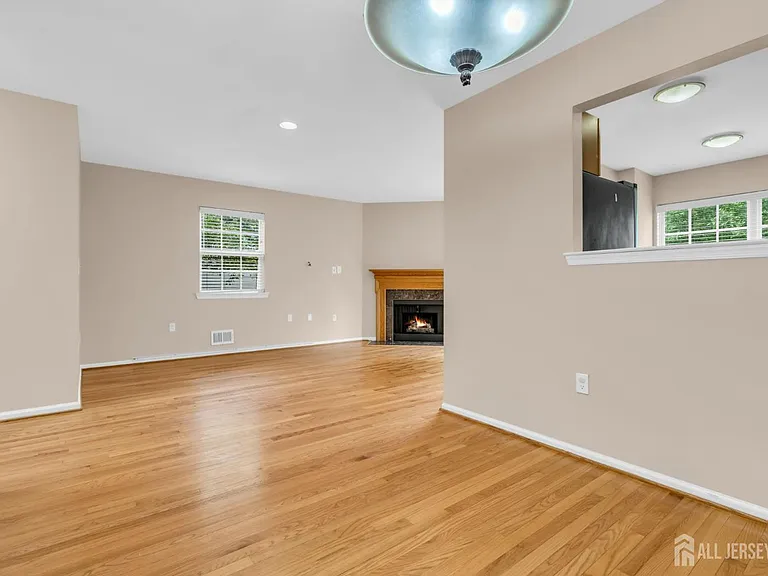 8 Edith Dr — Photo 14